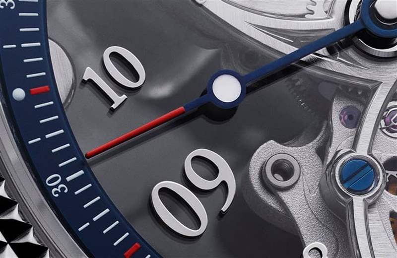 手錶融入對Gianluigi Buffon而言意義非凡的藍(lán)色與紅色,對手錶的視覺感受有畫龍點(diǎn)睛的作用。(Source:Artisans de Genève) 意大利鋼門GiGi勞力士Datejust鏤空改裝表極吸睛命名:孤獨(dú)時(shí)光-復(fù)刻表