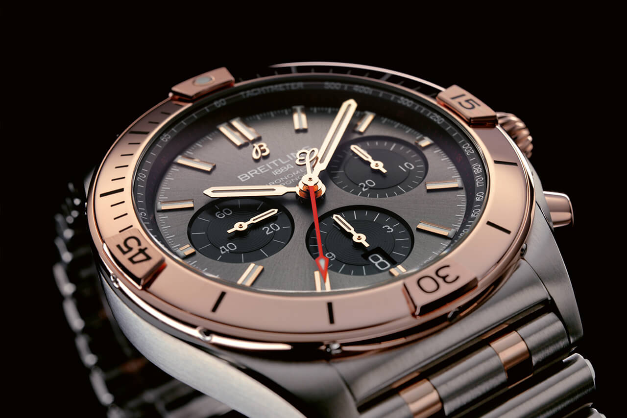 百年靈雙色 Chronomat B01 42 搭配無(wú)煙煤色表盤(pán)和黑色小表盤(pán)，以 18k 紅金表圈、表冠和按鈕為亮點(diǎn)_UB0134101B1U1