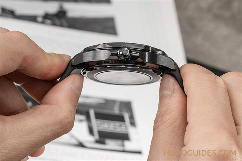 一身黑也要有層次|歐米茄陶瓷黑海馬Seamaster Diver 300M Black Black-復刻表