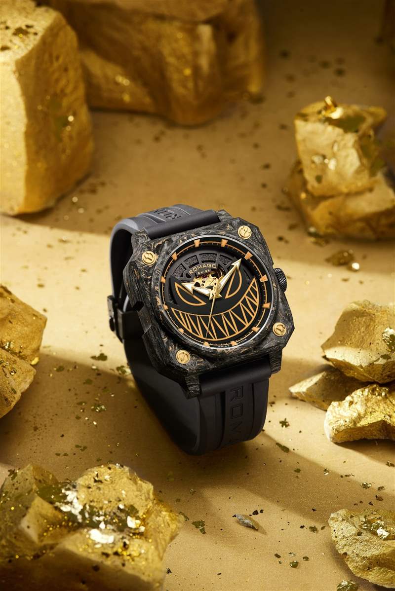 馭光者系列18K黃金夜光涂層自動(dòng)腕表RM111-GD(圖片來源:ROMAGO) 獨(dú)立制表師ROMAGO黃金配夜光碳纖玩味新作漆黑中螢火蟲沖擊視覺-復(fù)刻表