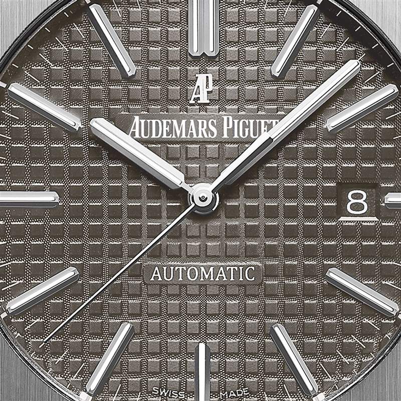 灰面的15450ST身價介於藍面與銀面之間,過去一年中價格漲幅達57%。(Source:IG@audemarspiguet) AP皇家橡樹絕版15450ST手表最新行情藍色面盤比灰銀款貴2萬美金-復刻表