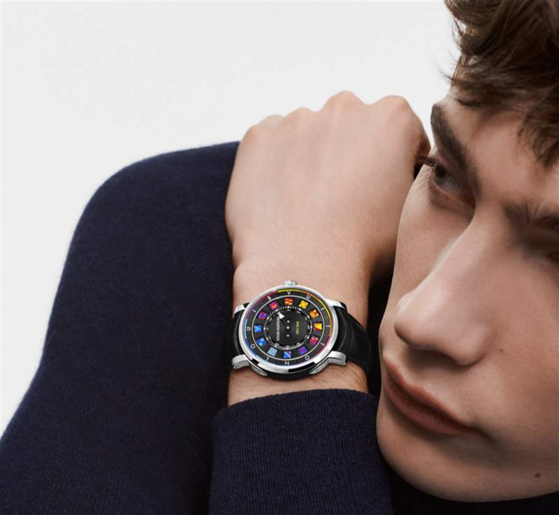 參考售價:HK$ 281,000(LOUIS VUITTON) LV鋼殼手表二連發(fā)招牌翻轉(zhuǎn)數(shù)字方塊創(chuàng)新吸睛銀灰、彩色應(yīng)百客-復刻表