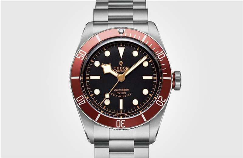 紅色錶圈的79220R是同型號中目前唯一低於定價的款式,但是其保值性以帝舵產品而言還是算很高。(TUDOR官網) 帝舵元祖Black Bay手表最保值 其中這款水鬼溢價率特別高-復刻表