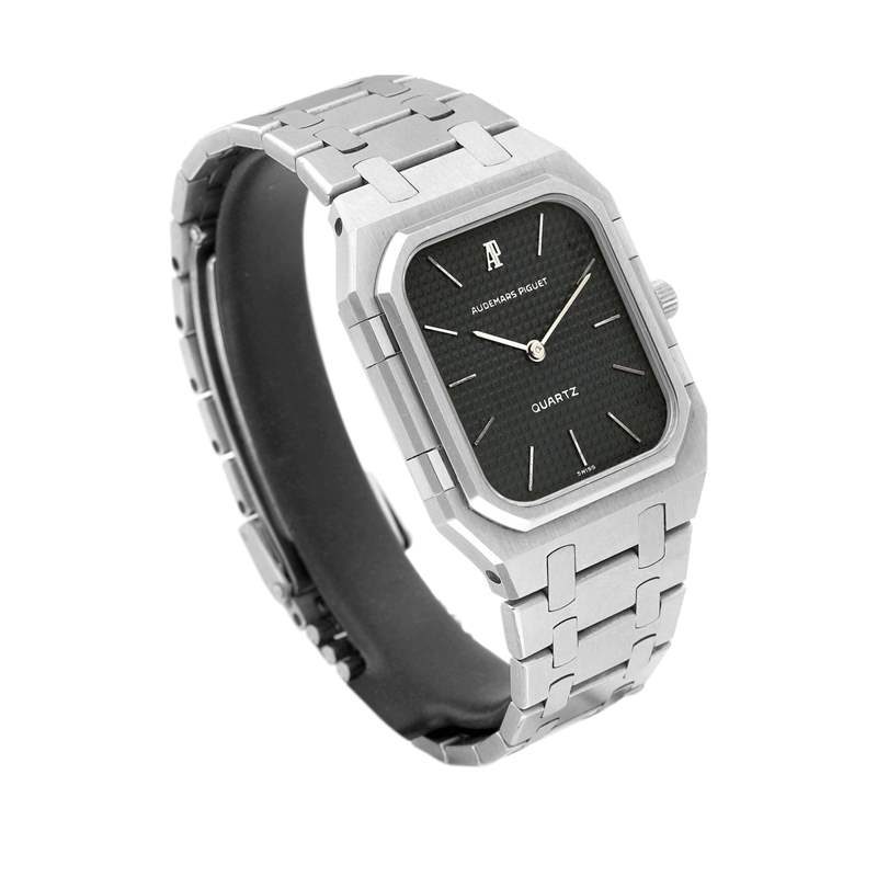 從Royal Oak 6005的例子中突顯市場對於經(jīng)典設(shè)計(jì)和機(jī)械機(jī)芯的接受度還是高很多,因此6005後來也就沒沒走入歷史洪流中。(Source:sothebys) AP皇家橡樹手表竟有不同形狀長方形表殼太奇特生產(chǎn)10年遭叫停-復(fù)刻表