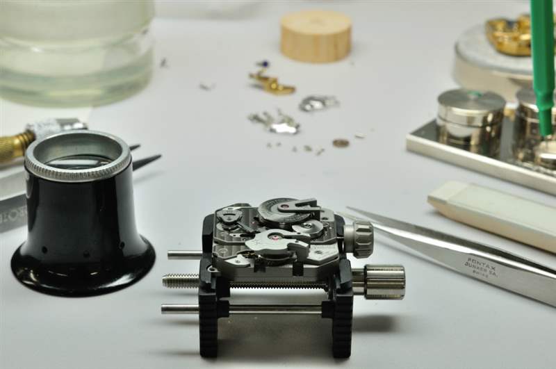 Urwerk鼓勵對EMC手表機芯進行過分精確的修補-復刻表